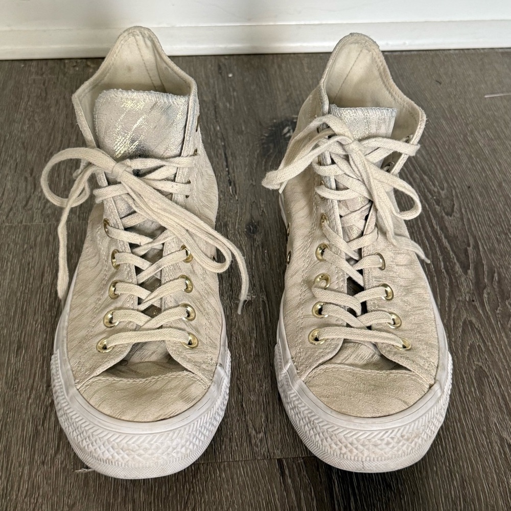Converse HighTop Sneakers in Off-White with Gold Eyelets | Size 8.5